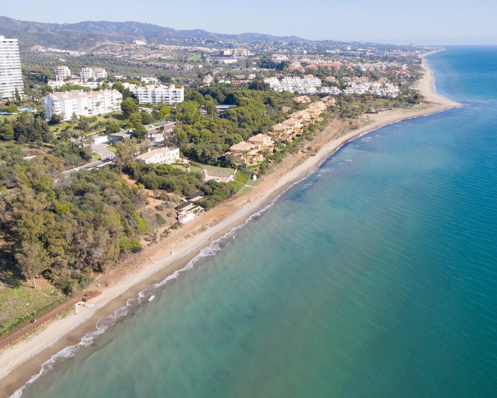 Vista aérea de la costa marbellí en la zona de Río Real